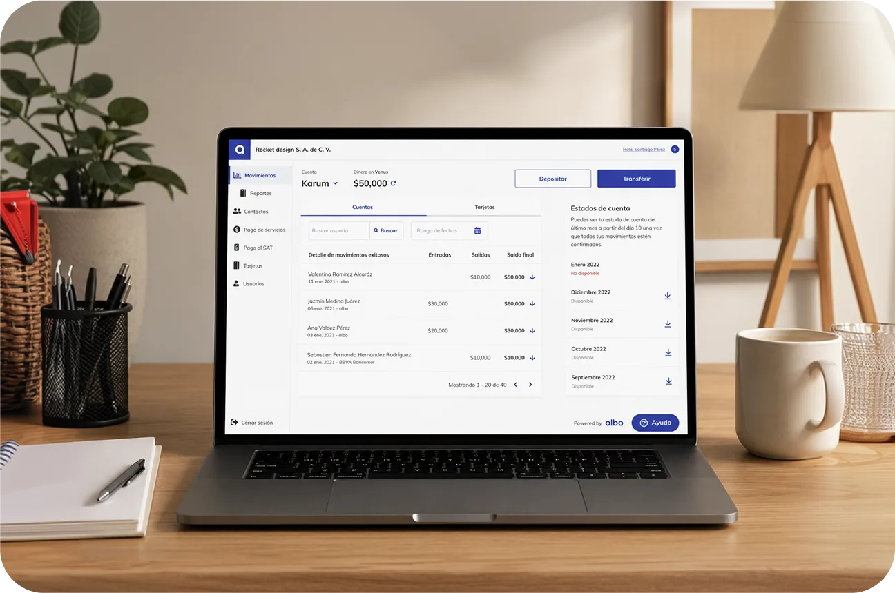 Laptop mostrando una plataforma de gestión financiera