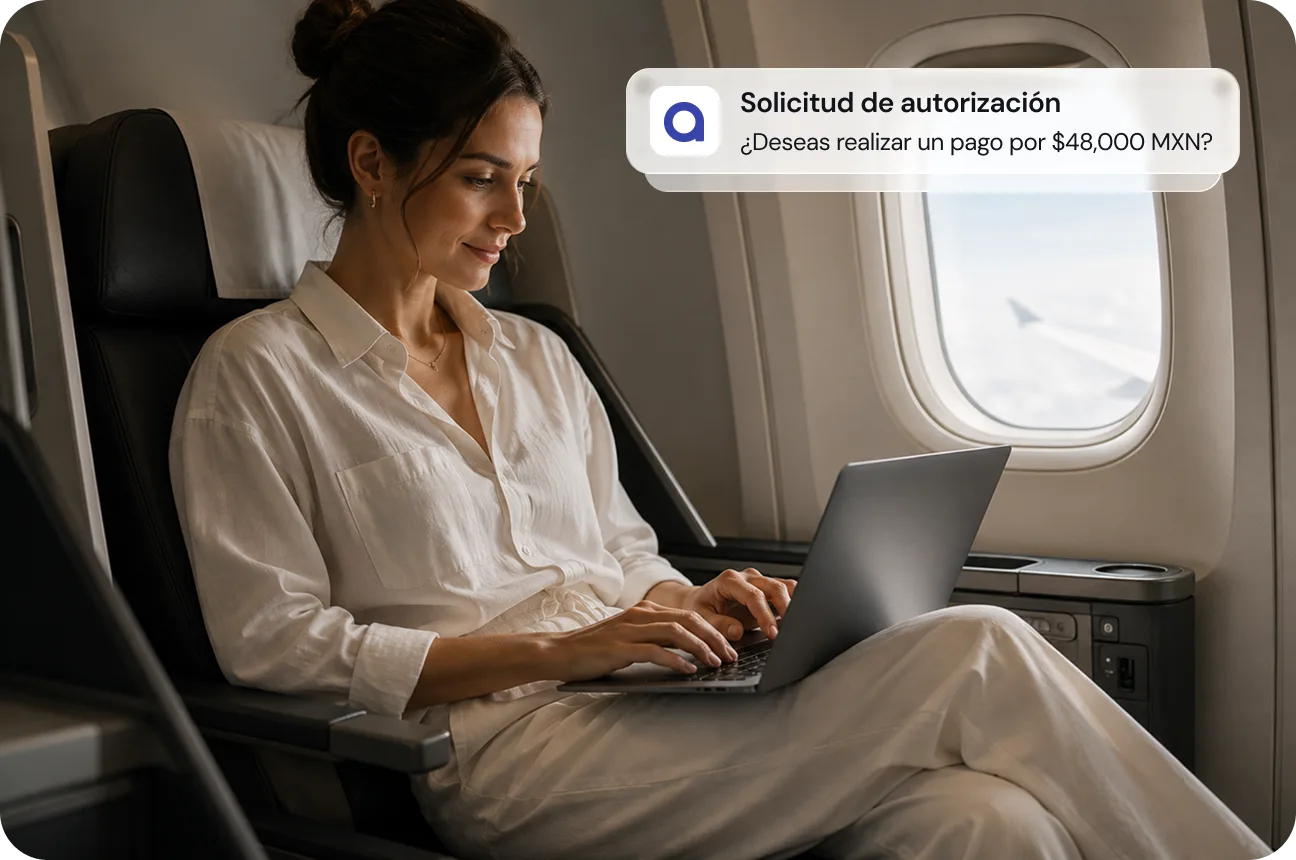 Mujer realizando un pago desde su computadora